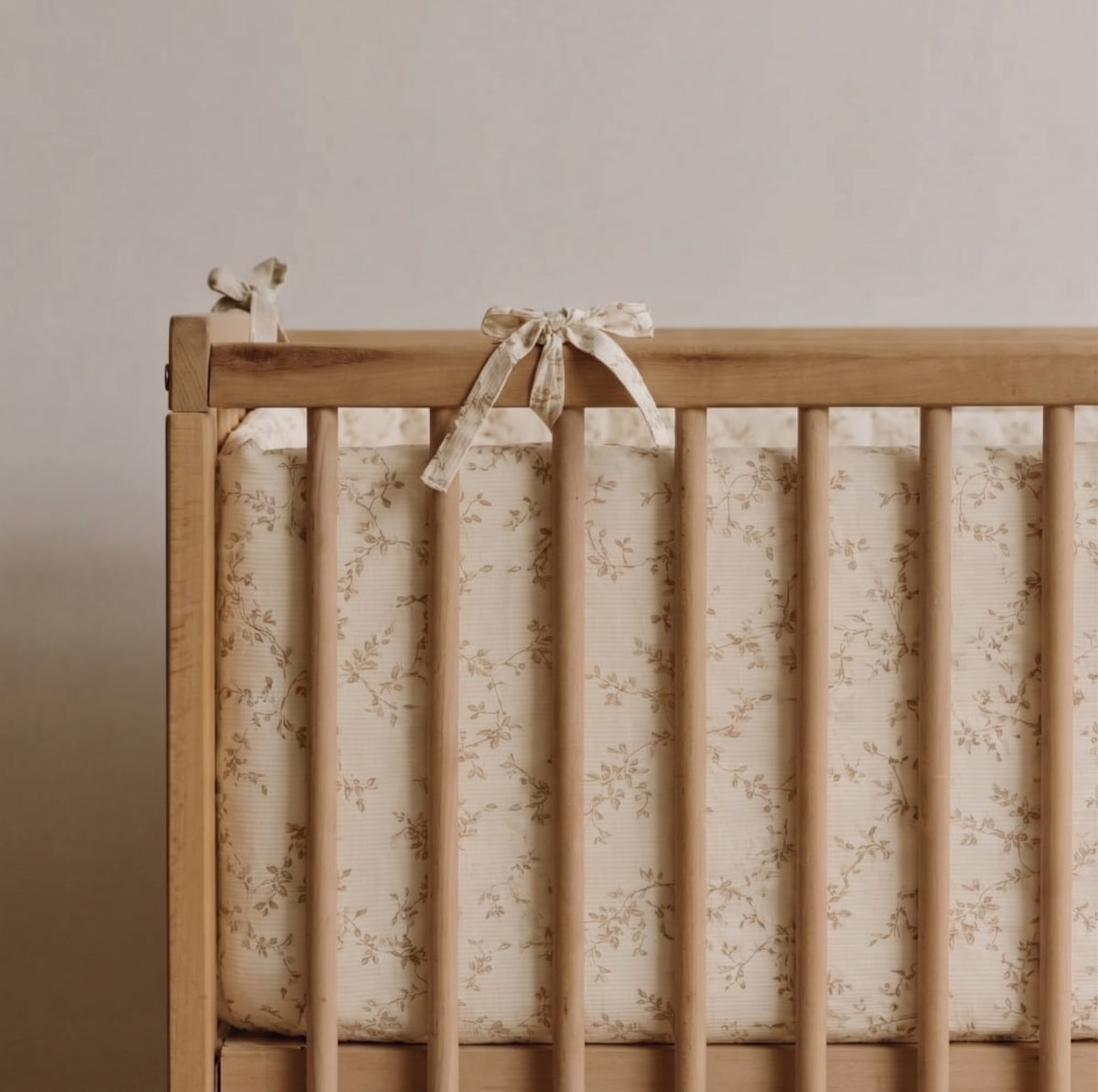 Protector de Cuna Beige Flores